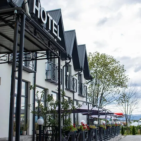 готельно-ресторанний комплекс фамілія *