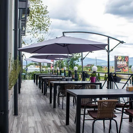 Hotel готельно-ресторанний комплекс фамілія *