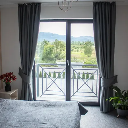 готельно-ресторанний комплекс фамілія *