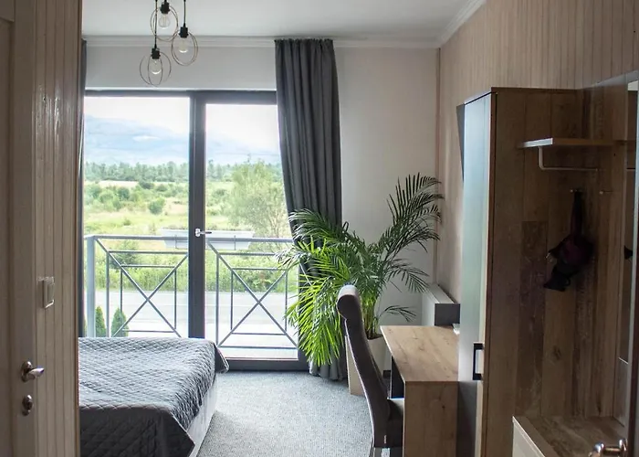 Hotel готельно-ресторанний комплекс фамілія