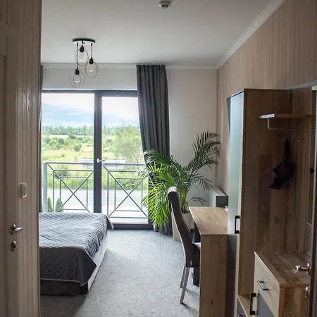 Hotel готельно-ресторанний комплекс фамілія